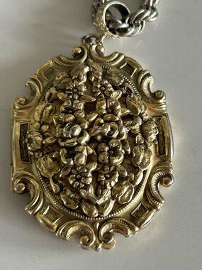Vintage WHITING & DAVIS Large Repousse Floral Locket Pendant Gold Tone Necklace